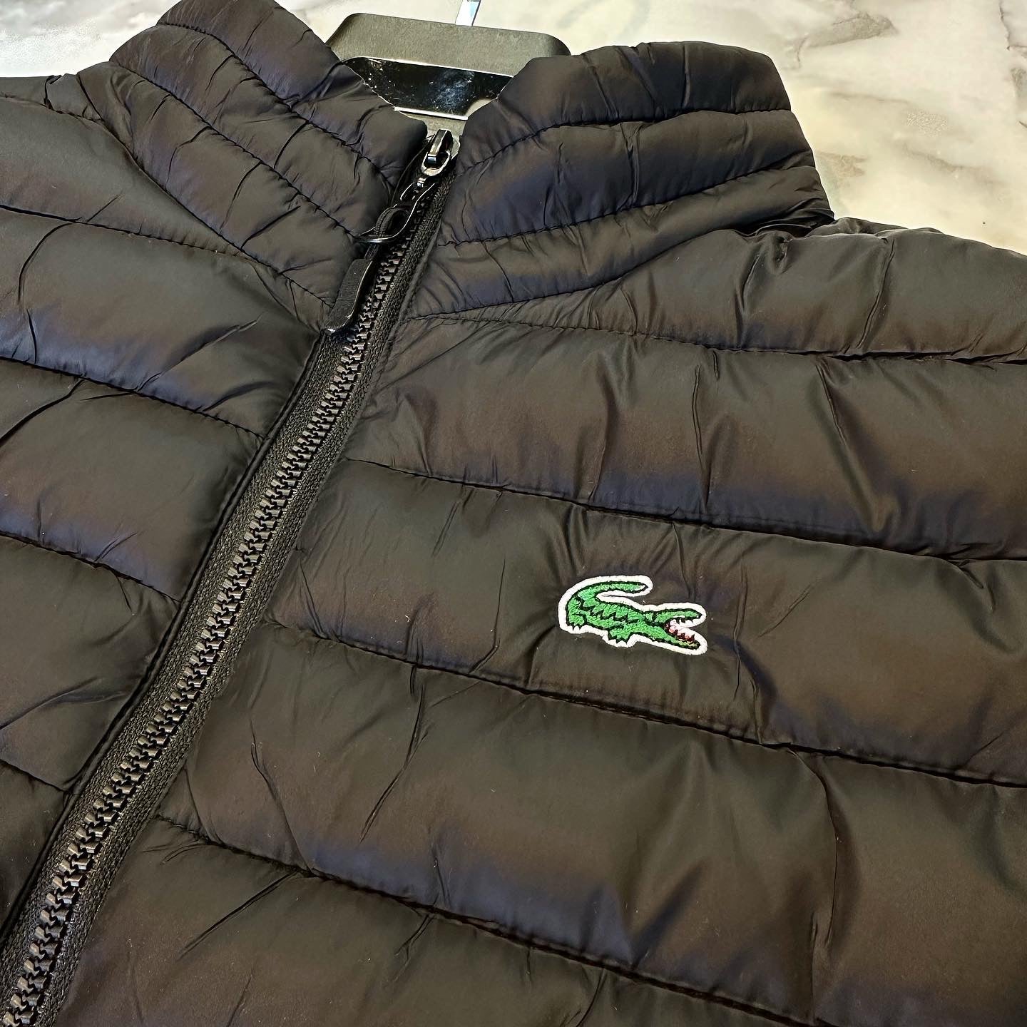 LACOSTE - ΜΑΥΡΟ ΑΜΑΝΙΚΟ ΜΠΟΥΦΑΝ