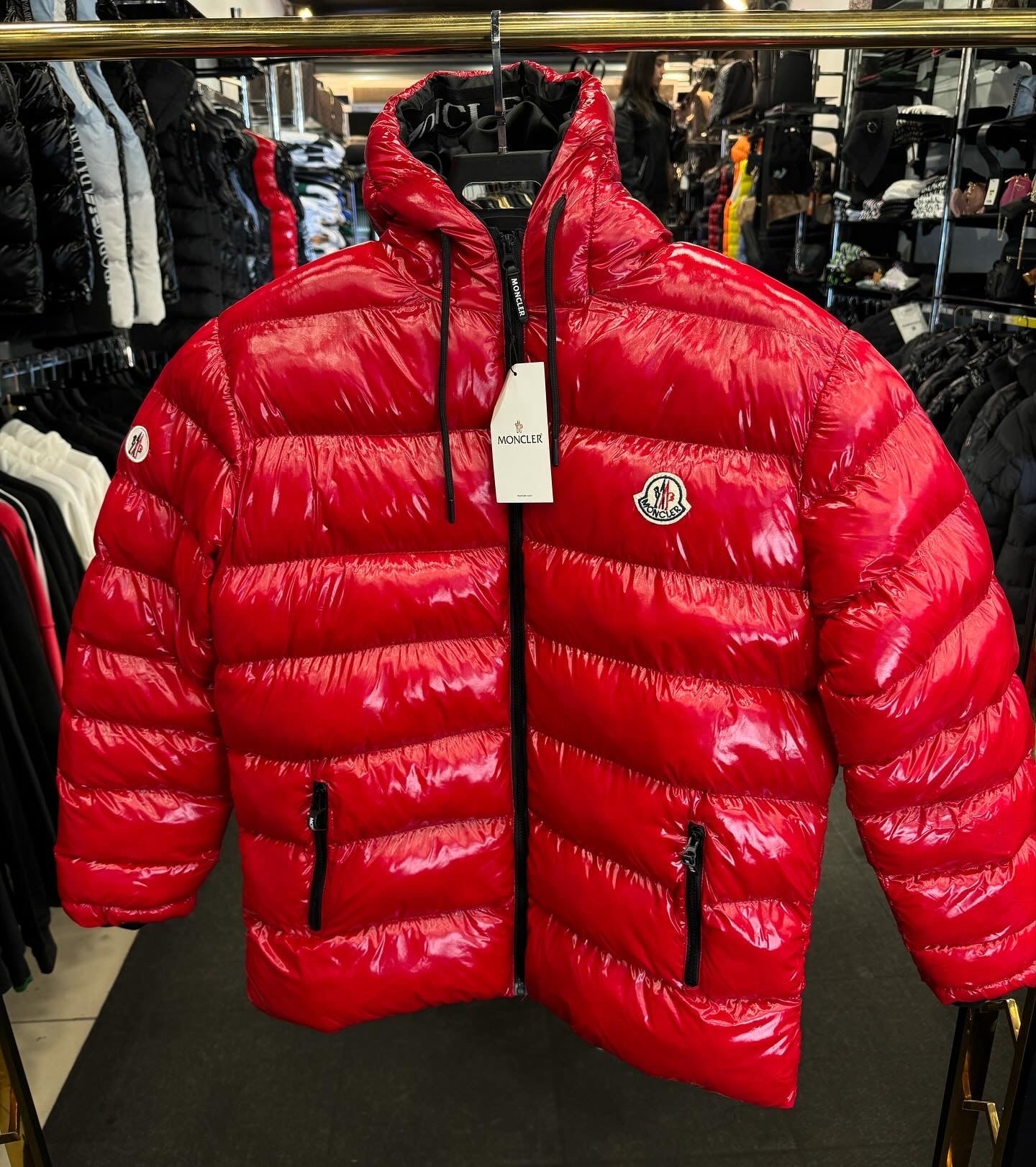 MONCLER ΜΠΟΥΦΑΝ ΓΥΑΛΙΣΤΕΡΟ SALE