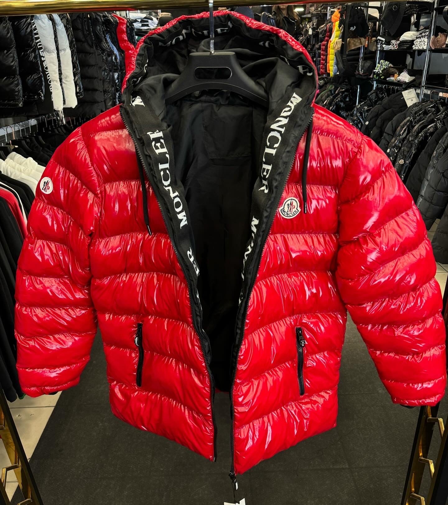 MONCLER ΜΠΟΥΦΑΝ ΓΥΑΛΙΣΤΕΡΟ SALE